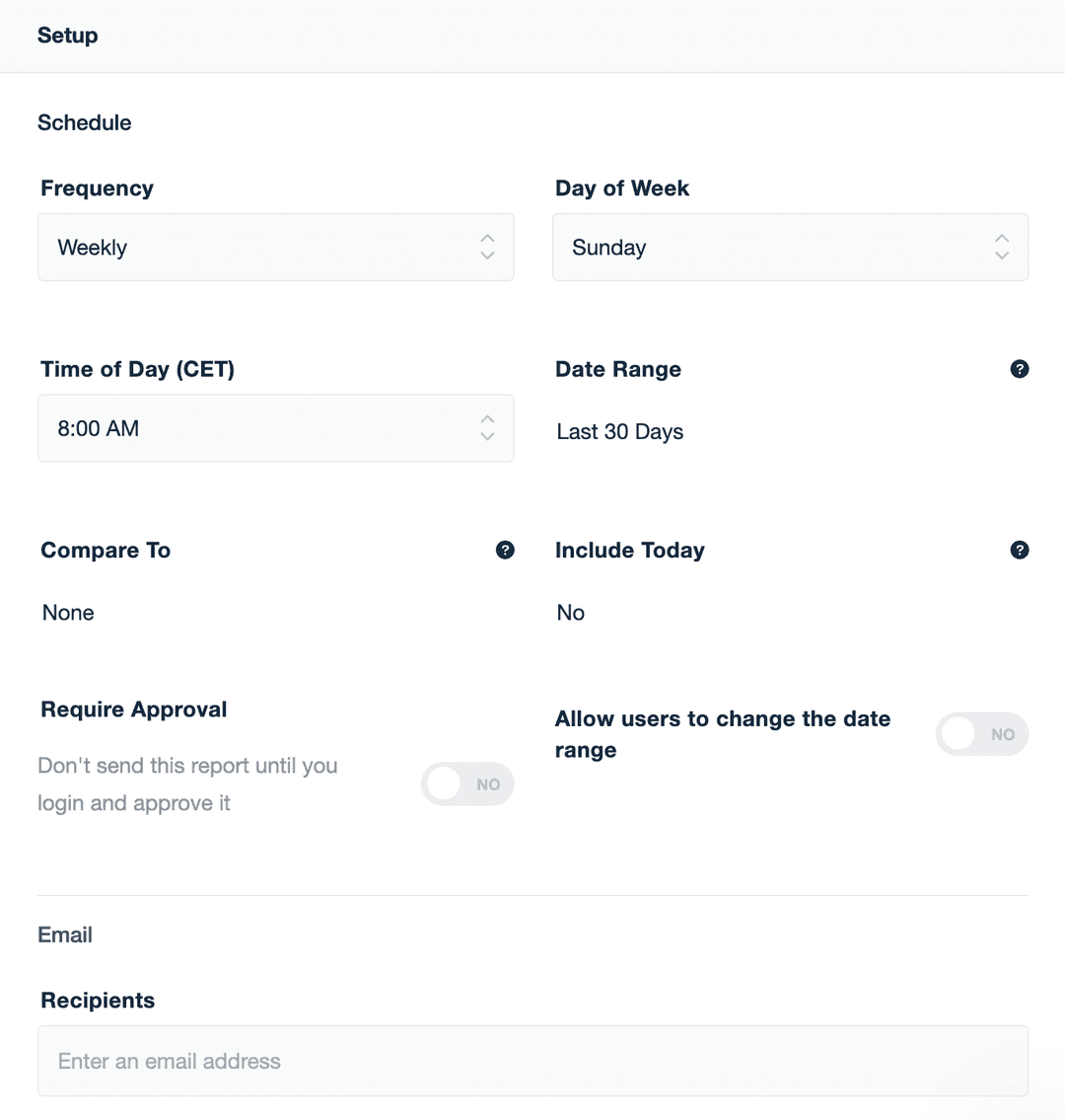 Ein Setup-Formular mit Optionen für Planungshäufigkeit, Wochentag, Tageszeit, Datumsbereich, Vergleich, Genehmigungsanforderung, Berechtigung zur Änderung des Datumsbereichs und E-Mail-Empfängerfeld.